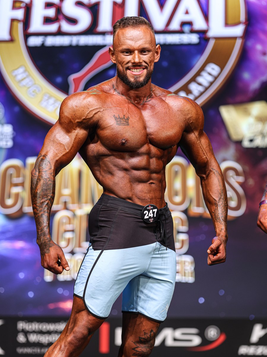 Kacper Sajdowski, zawodnik IFBB PRO, w pozie zawodniczej