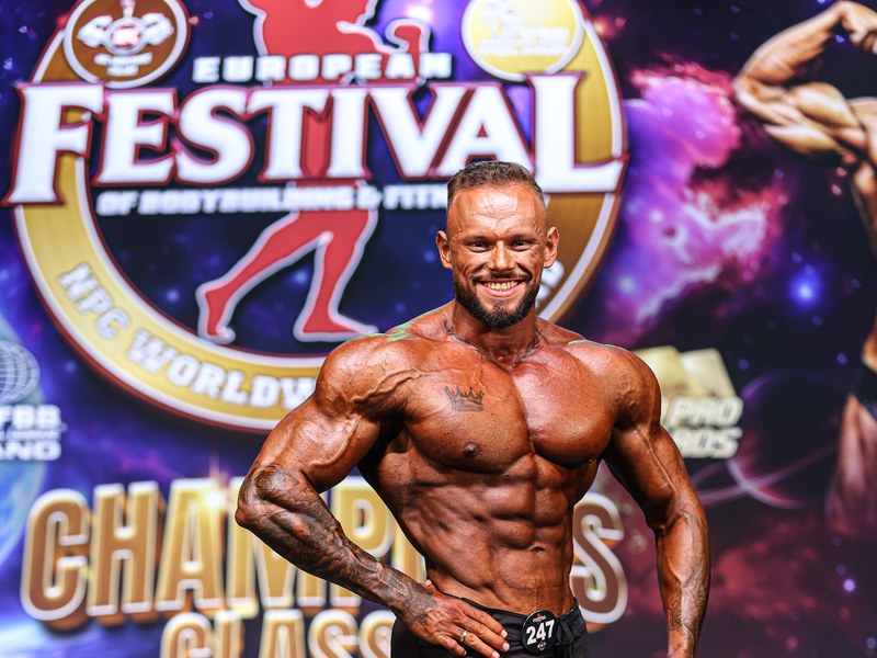 Kacper Sajdowski na scenie zawodów IFBB PRO