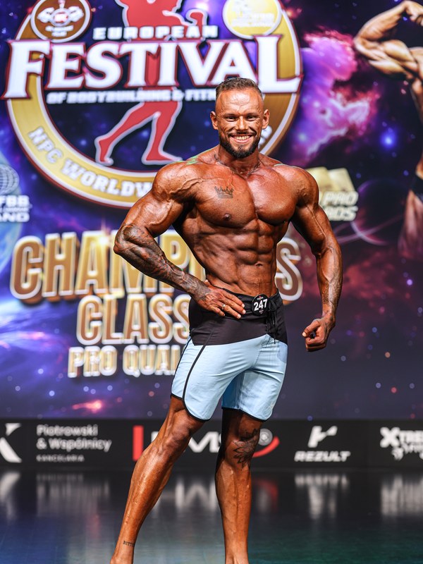 Kacper Sajdowski, zawodnik IFBB PRO, na scenie zawodów
