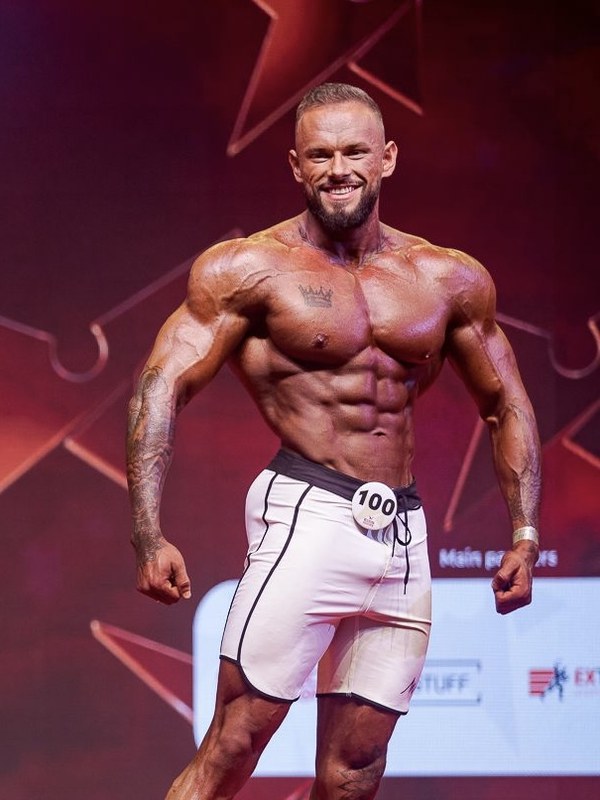 Kacper Sajdowski, zawodnik IFBB PRO, na scenie zawodów